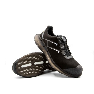 Sapatilhas pretas com detalhes cinza e solado marrom com textura