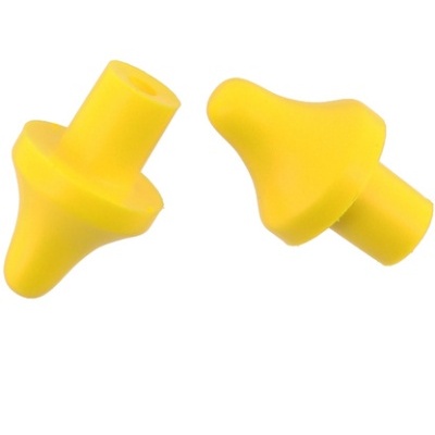 Protetores auriculares amarelos em fundo branco