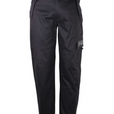 Calças pretas com bolso lateral e etiqueta preta