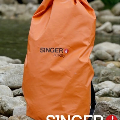 Mochila impermeável laranja com texto SINGER safety