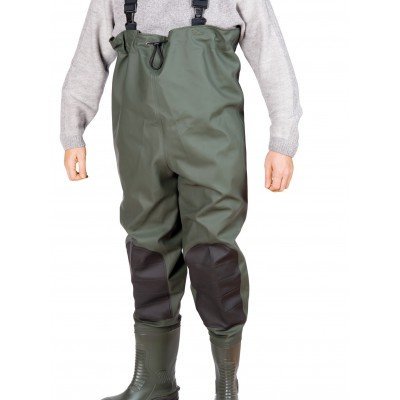 Calças impermeáveis verdes com suspensórios pretos e reforço preto nos joelhos, botas verdes e casaco cinza claro