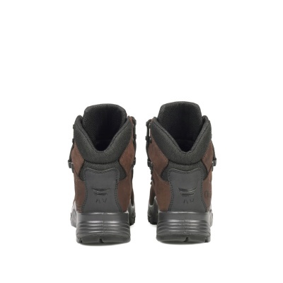 Par de botas castanhas e pretas para atividades ao ar livre visto de trás