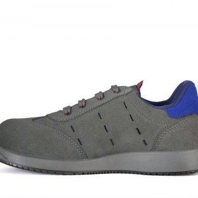 Ténis desportivo cinzento com detalhe azul na parte traseira