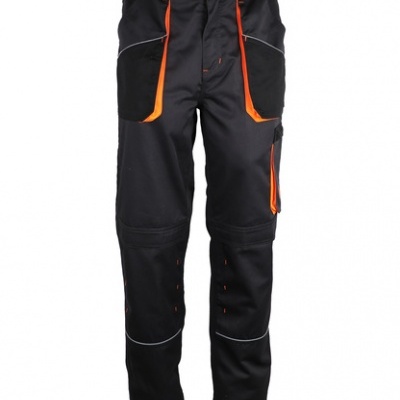 Calças de trabalho pretas com detalhes laranja em fundo branco