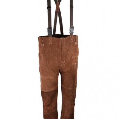 Calças castanhas com suspensórios pretos, tecido texturado e reforços nas pernas