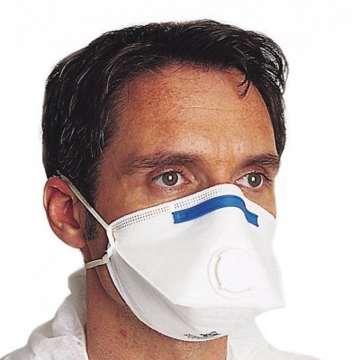 Máscara facial branca com válvula e faixa azul usada por homem