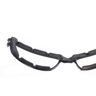 Armação preta de óculos desportivos com almofadas de espuma sobre fundo branco