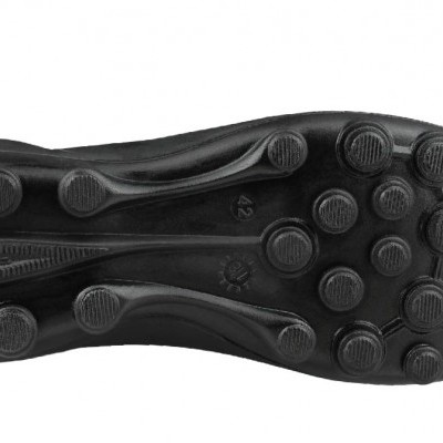 Sola preta de chuteira com pitões redondos