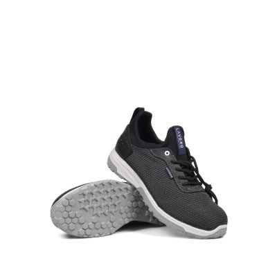 Sapatilhas desportivas pretas com sola branca em fundo branco