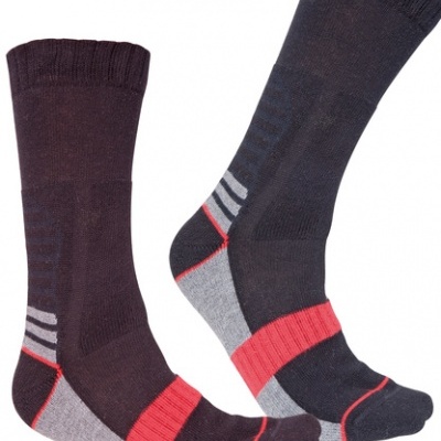 Meias desportivas com padrões em cinzento, vermelho e preto