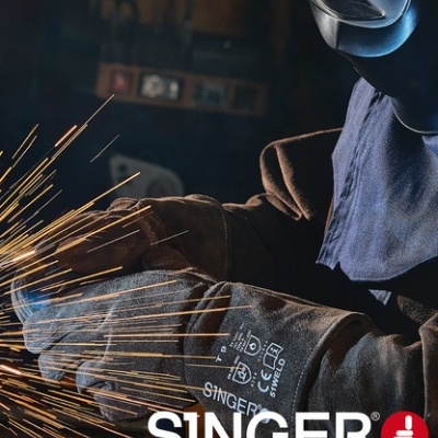 Pessoa a soldar com luvas de couro SINGER e capacete de soldador