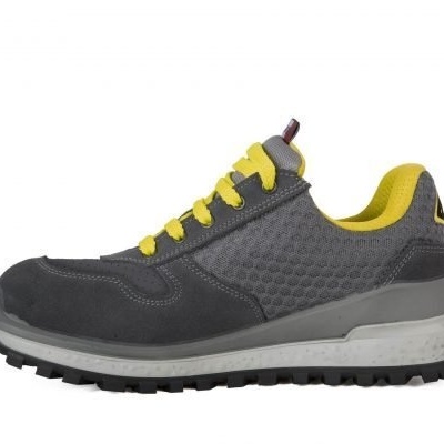Tênis desportivo cinza com detalhes amarelos e sola preta
