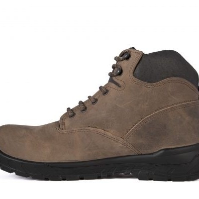 Bota de caminhada castanha com sola preta e atacadores pretos