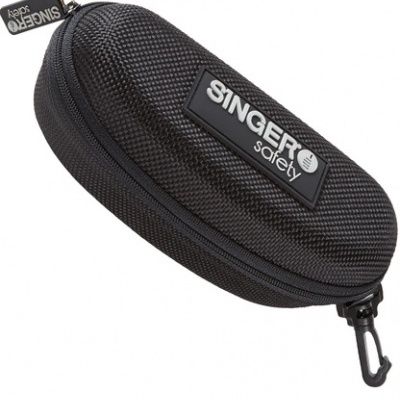 Estojo para óculos preto texturizado com etiqueta 'SINGER safety' e fecho de correr