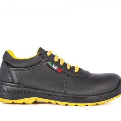 Calçado de segurança preto com sola e atacadores amarelos