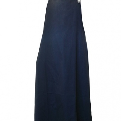 Avental comprido azul escuro com alça branca ajustável