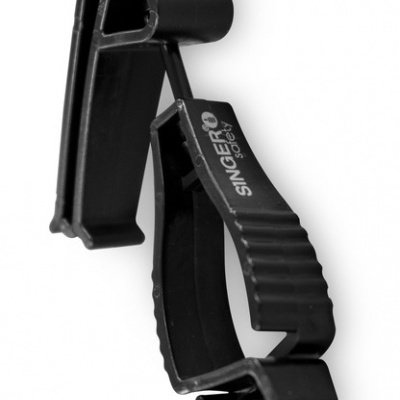 Clipe preto de plástico curvo com marca SINGER