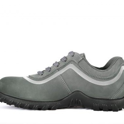 Sapato desportivo cinzento com sola preta