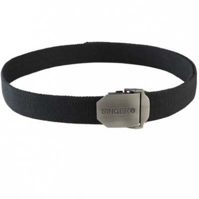 Cinto preto com fivela metálica prateada com texto SINGER
