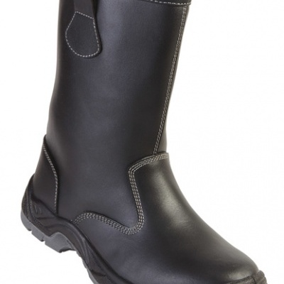 Bota de couro preta com sola preta e detalhes cinzentos