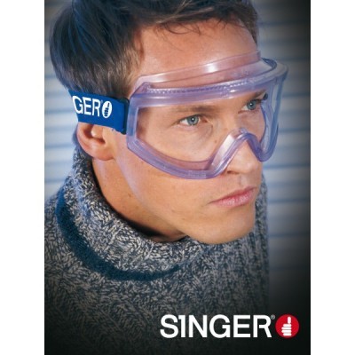 Homem a usar óculos de proteção transparentes com detalhe lilás e elástico azul com texto GER