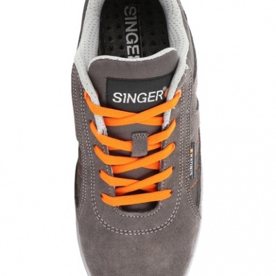 Ténis cinza com atacadores laranja e etiqueta SINGER