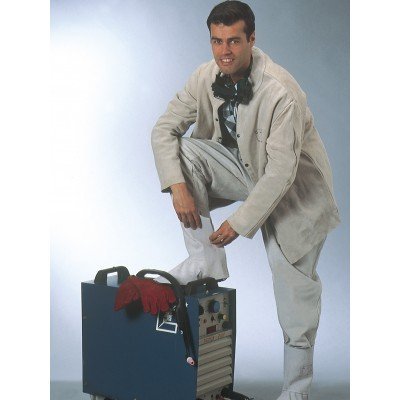 Homem com traje claro junto a máquina elétrica azul com luva vermelha