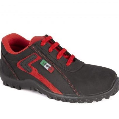 Ténis de segurança preto com detalhes em vermelho e atacadores vermelhos