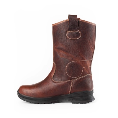 Bota castanha de pele com sola preta e puxador superior