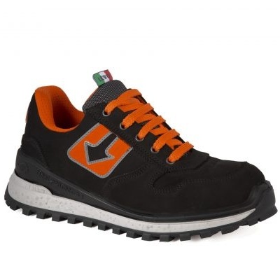 Ténis desportivo preto com detalhes em laranja e sola branca.