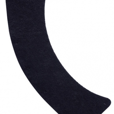 Tapete de chão preto curvo com textura felpuda e quatro pequenos orifícios