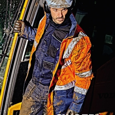 Trabalhador com equipamento de segurança sujo em ambiente de construção