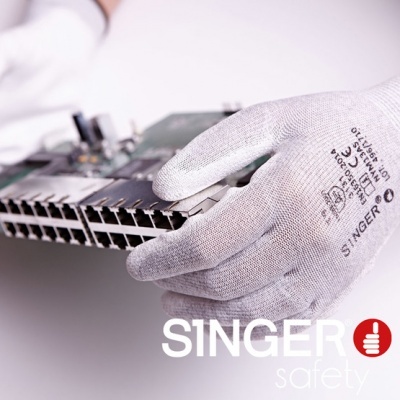 Mão com luva SINGER segura placa eletrónica com portas de rede