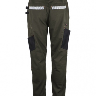 Calças de trabalho verdes com reforços pretos e fitas reflexivas brancas