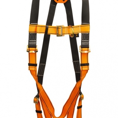 Arnês de segurança em tecido laranja e preto com fechos metálicos.