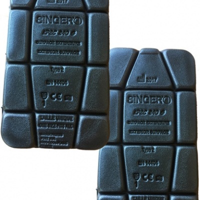 Peças pretas de proteção para joelhos com texto em relevo em fundo branco