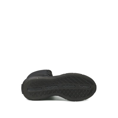 Sapato desportivo preto visto pelo lado da sola