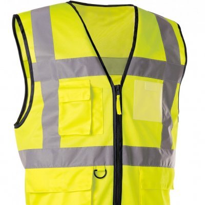 Colete de alta visibilidade amarelo com faixas refletoras cinza e múltiplos bolsos