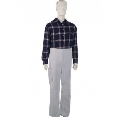 Manequim com camisa xadrez azul escura e calça cinza clara em fundo branco