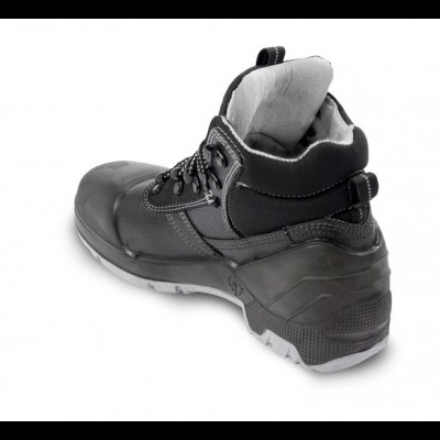 Bota preta com solado cinza sobre fundo branco