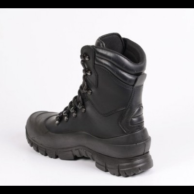 Bota preta de couro com solado grosso e atacadores em fundo branco