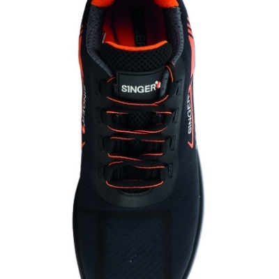 Ténis desportivo preto com detalhes laranja e logotipo 