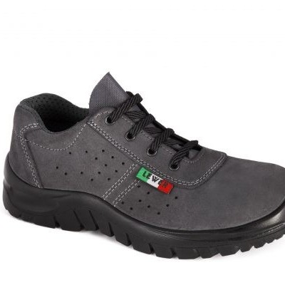 Sapato de segurança cinzento com sola preta, cadarços pretos e etiqueta colorida na lateral