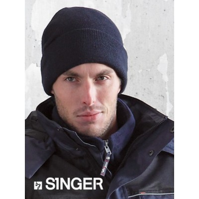 Homem com gorro preto e casaco preto com texto by SINGER