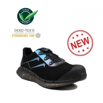 Ténis preto com detalhes azuis e sola preta, com selos vegano e OEKO-TEX e carimbo NEW