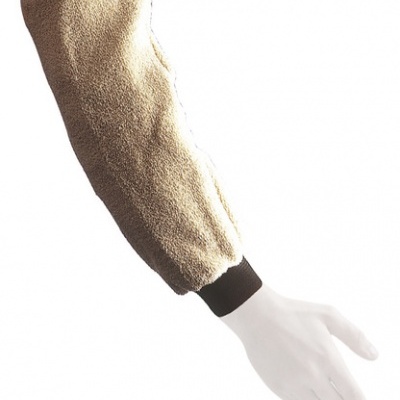Manguito em tecido peludo castanho com caneleira preta num manequim branco