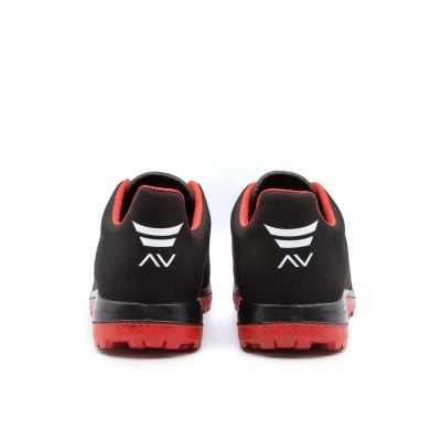 Sapatilhas desportivas pretas e vermelhas vistas de trás