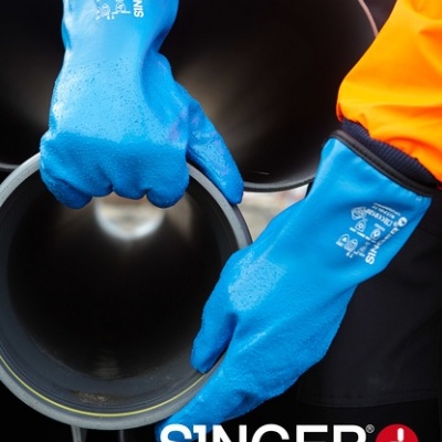 Luvas de segurança azuis com logo SINGER segurando tubos pretos