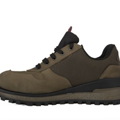 Ténis desportivos castanhos com sola preta e atacadores pretos