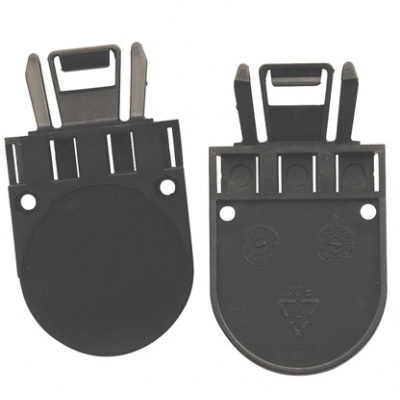 Peças plásticas pretas com lâminas metálicas e inscrições em relevo